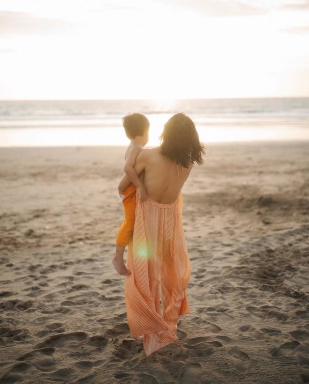 Shooting Together with Children at the Beach, Andien Looks Beautiful Showing her Back with a Backless Dress