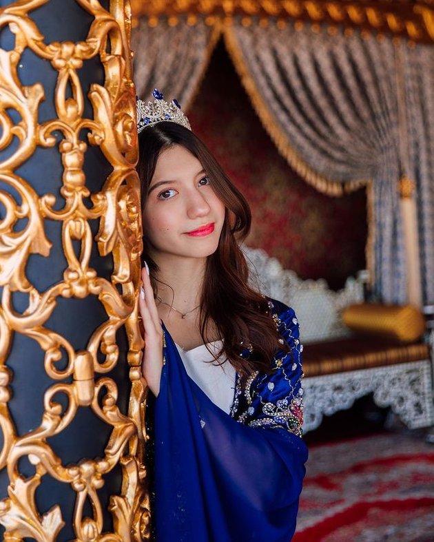 Cassandra Lee's Photoshoot in Turkey Wearing a Dress and Crown, Radiating Queen-like Charisma in Her Palace!