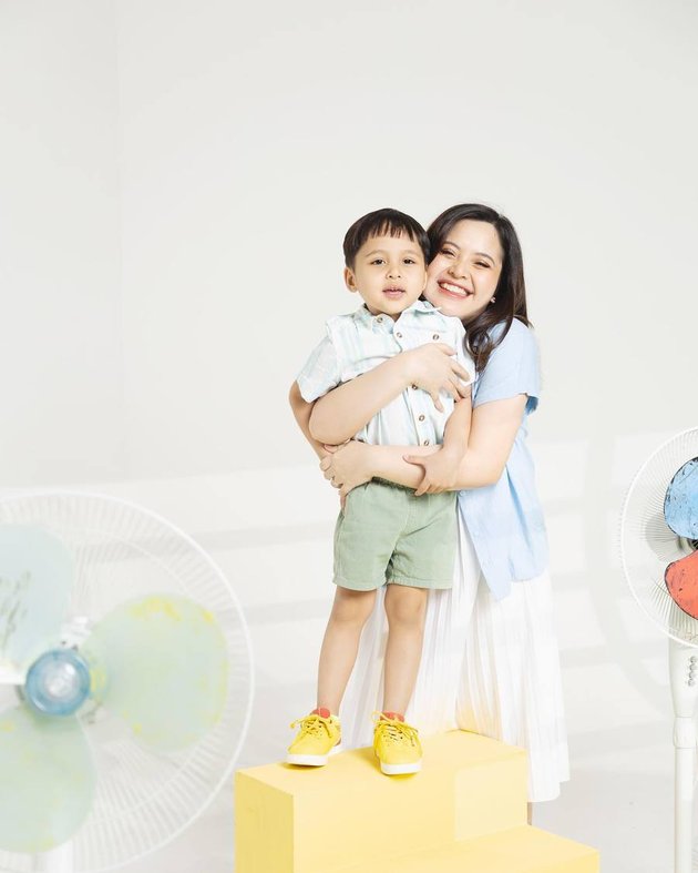 Tasya Kamila's Super Cute Photoshoot with Two Children, Arrasya's Fan Collection Also Joins the Pose