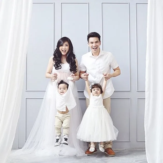 Pemotretan Kehamilan Istri Jonathan Frizzy