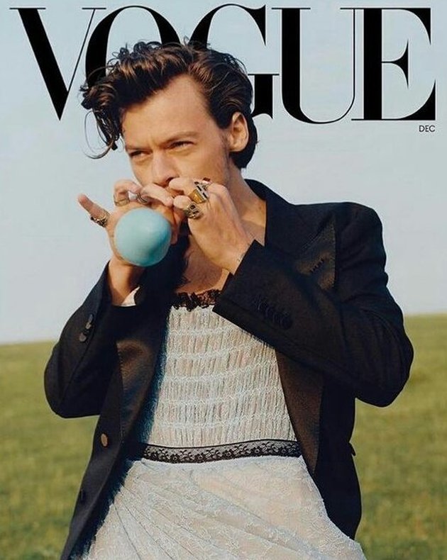 Controversial Photoshoot of Harry Styles Wearing a Dress, First Male to Cover VOGUE Magazine