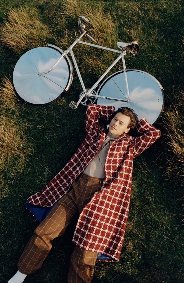 Controversial Photoshoot of Harry Styles Wearing a Dress, First Male to Cover VOGUE Magazine