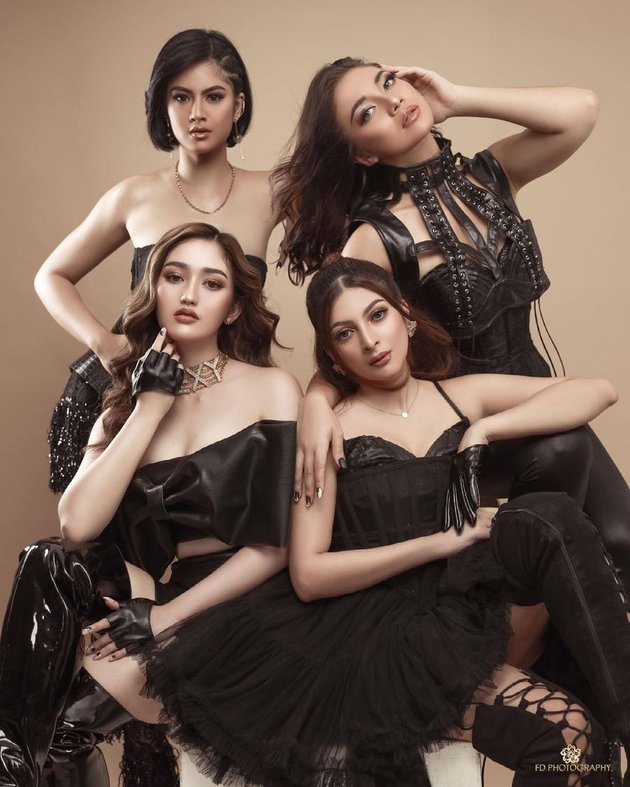 Hot Photoshoot of 'SRAH' Gang, Wearing Sensual Black Dresses ala K-Pop Girlband