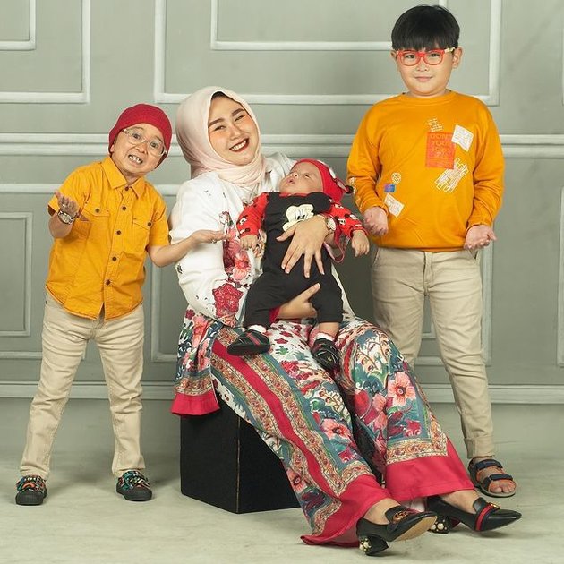 Family Photoshoot of Daus Mini with Wife and Two Children, Matching Outfits and Radiating Happiness