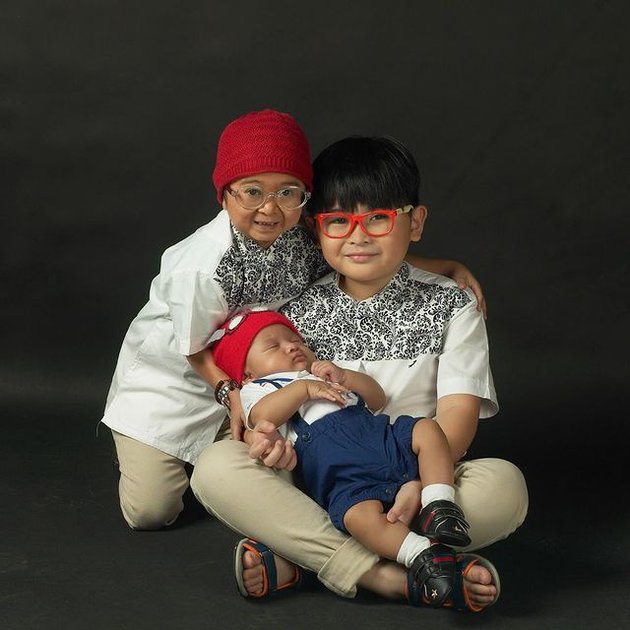 Family Photoshoot of Daus Mini with Wife and Two Children, Matching Outfits and Radiating Happiness