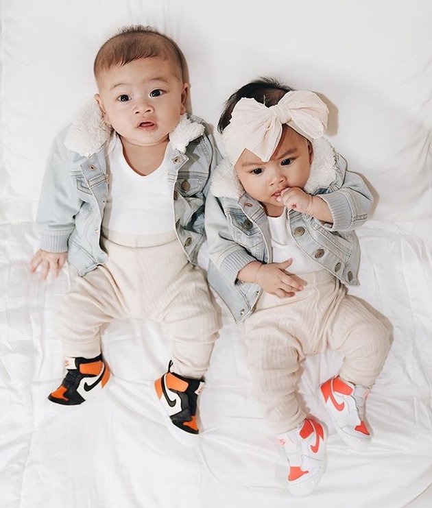 Family Photoshoot of Syahnaz Sadiwah & Jeje with Twin Babies Zayn and Zunaira, Matching Outfits!