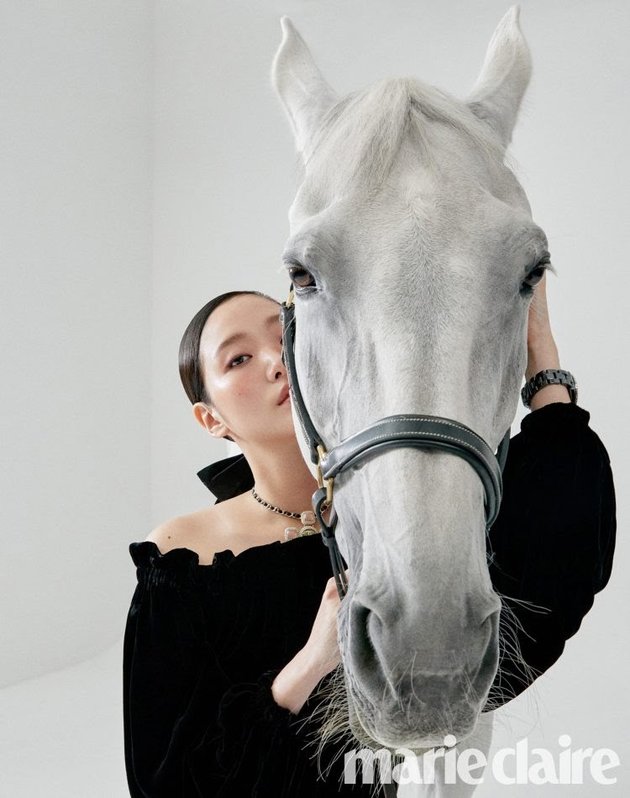 Kim Go Eun's Photoshoot with Maximus, the Royal Horse of the Republic of Korea