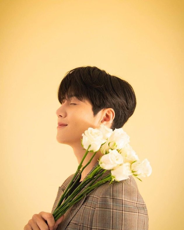 Kim Seon Ho's Photoshoot with Flowers, His Gaze Makes It Hard Not to Fall in Love