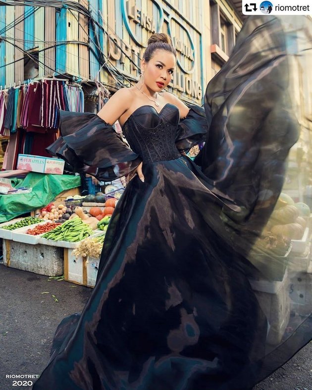 Melaney Ricardo's Photoshoot at the Market with a 1 Billion Rupiah Dress, Her Outfit is Crazy!