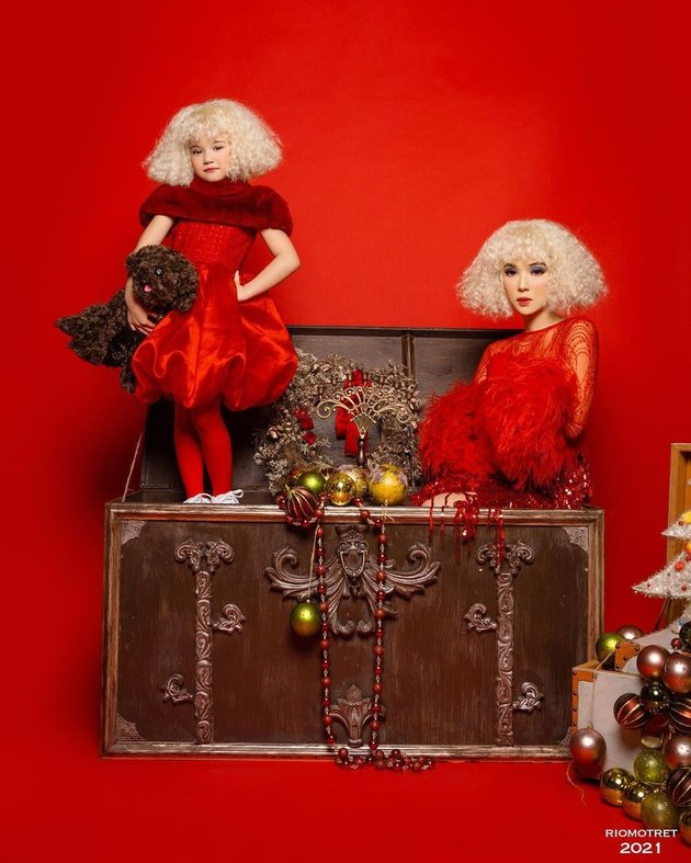 Menggandeng Rio Motret yang sudah langganan mengabadikan momen spesial para artis, Gisel dan Gempi menjelma jadi boneka Rusia dalam pemotretan Natal mereka.