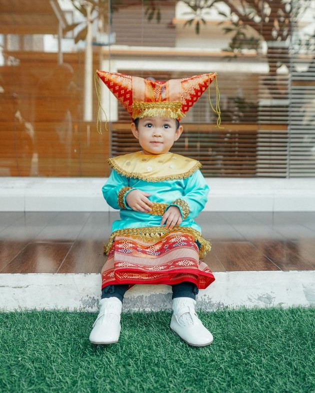 Sada Anak Fitri Tropica's Photoshoot Celebrating Kartini Day, So Cute Wearing Traditional Clothes!