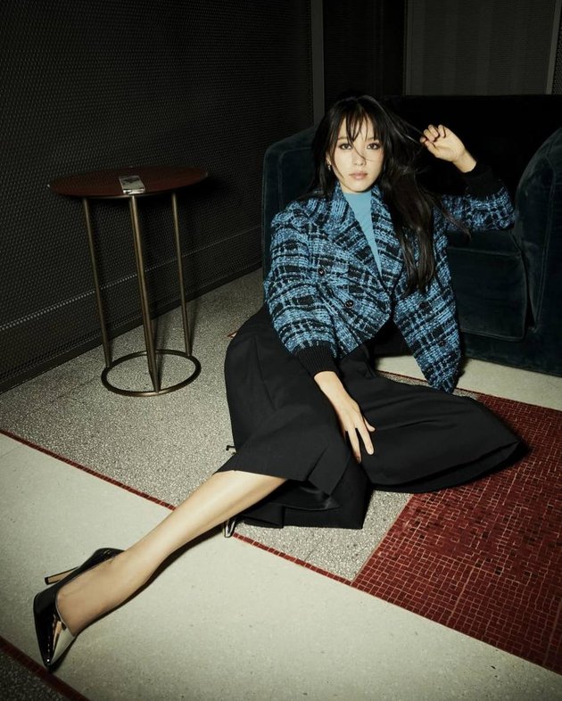 Latest Photoshoot of Han Hyo Joo with Smokey Eyes Makeup, Her Dress is Elegant CEO Style