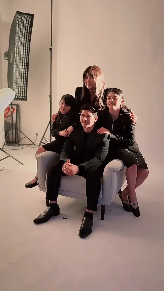 Pemotretan Iko Uwais dan Audy Item Bareng 2 Anaknya