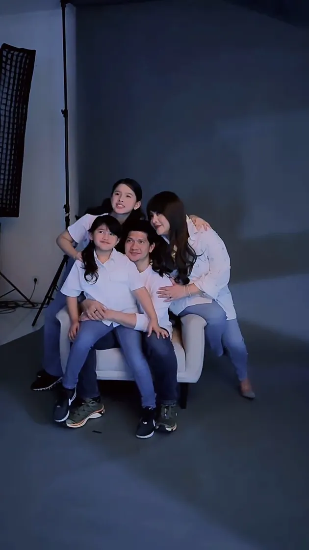 Pemotretan Iko Uwais dan Audy Item Bareng 2 Anaknya