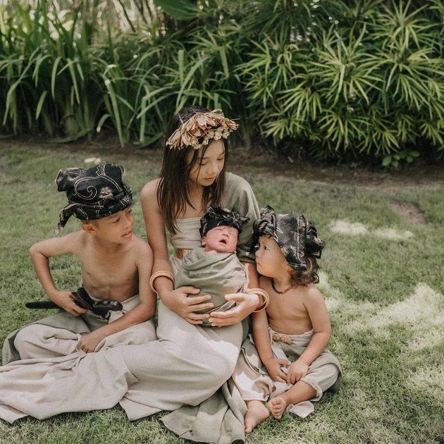 Latest Photoshoot of Jennifer Bachdim's Family with Baby No. 4, Wearing Matching Bali-themed Outfits