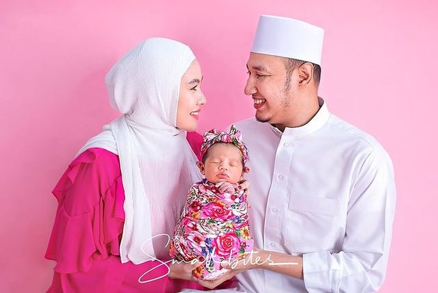 Latest Family Photoshoot of Kartika Putri with Husband and Two Children, Showcasing Harmony with Pink Theme