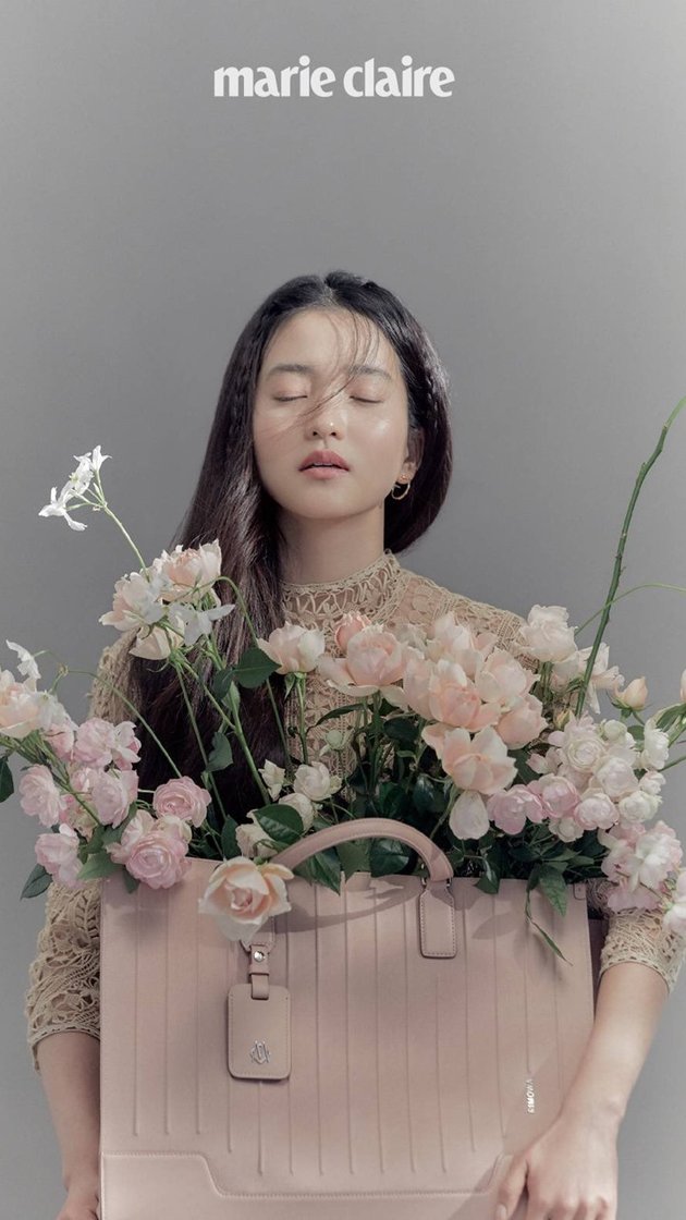 Kim Tae Ri's Latest Photoshoot with Flowers, Showing the Actress's Charm of Gentleness