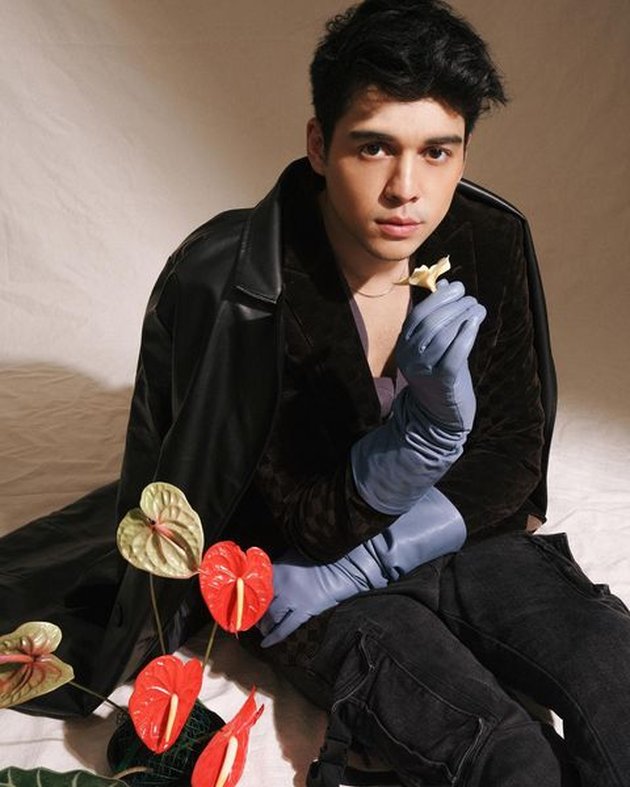 Latest Photoshoot of Maxime Bouttier Now Becomes a Hollywood Actor, Handsome Like Prince Charming Posing with Leather Gloves