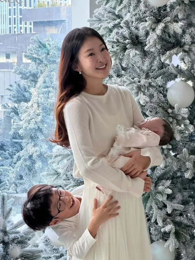 Lee Si Young pemotretan dengan dua anaknya