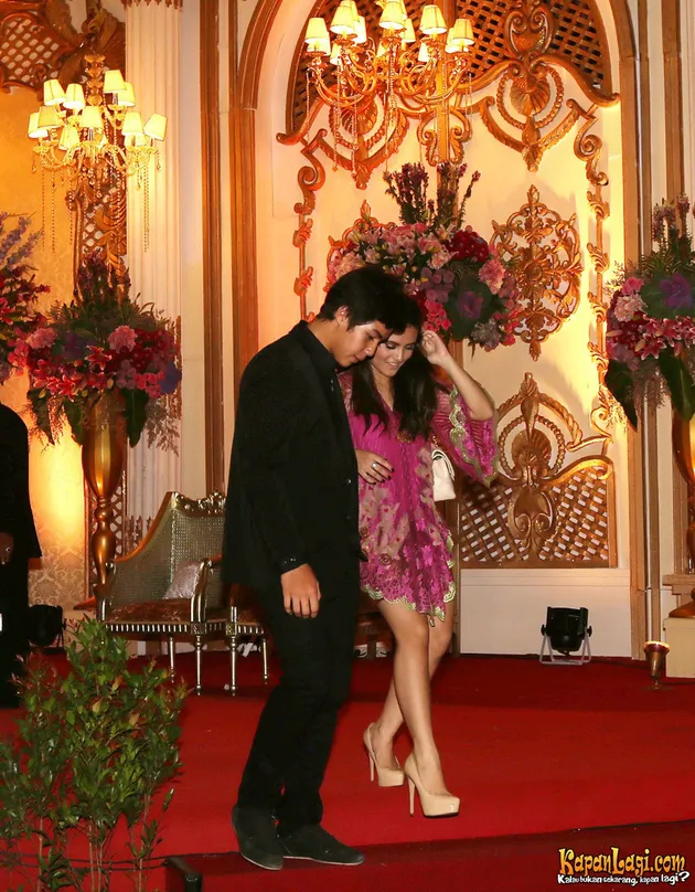 PENAMPAKAN GADIS CANTIK - MISTERIUS GANDENG EL RUMI, PACAR BARU? - KapanLagi.com