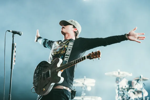 Lagu berjudul Feeling This membuka penampilan Blink 182 malam itu. Penonton bersorak sorai dan bersiap untuk melihat pertunjukan keren...