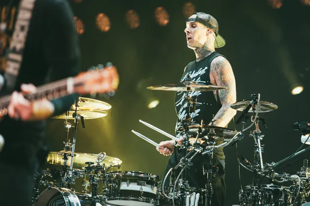 Travis Barker berdiri ketika para penonton mulai meneriakkan nama mereka,