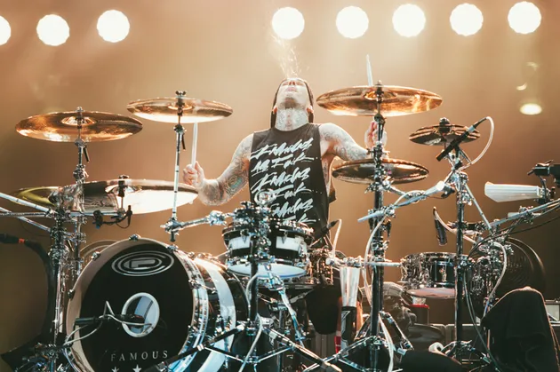 Travis Barker seakan tak pernah lelah, bahkan ketika mereka mengcover lagu milik The Misfits, Travis masih bermain dengan semangat menggelora.