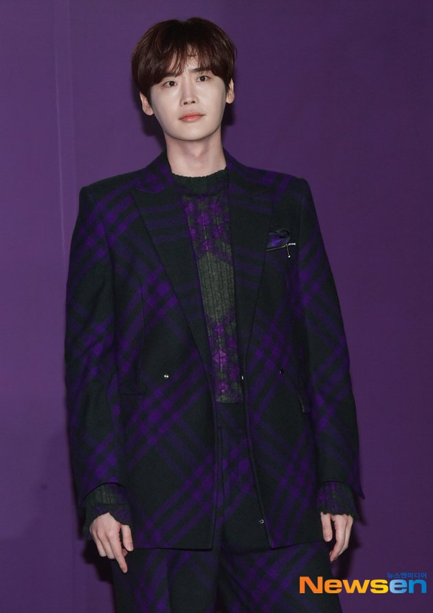 Celebrities' 'Street' Appearances from Jun Ji Hyun, Wonwoo SEVENTEEN to Bright Vachirawit at Burberry Seoul Event