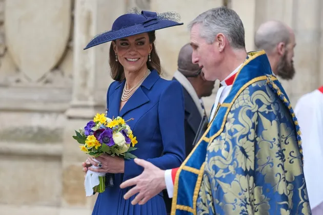 Kate Middleton pegang bunga kuning