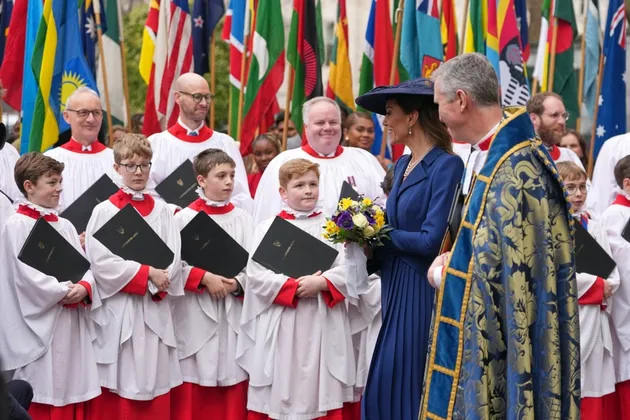 Kate Middleton menyapa paduan suara