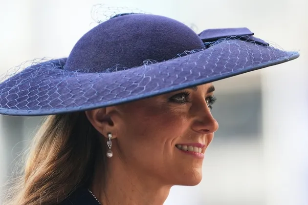Kate Middleton pakai topi biru lebar