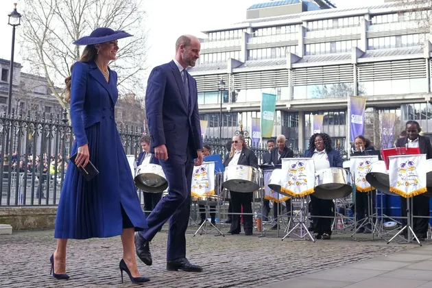 Kate Middleton pakai dress biru polos