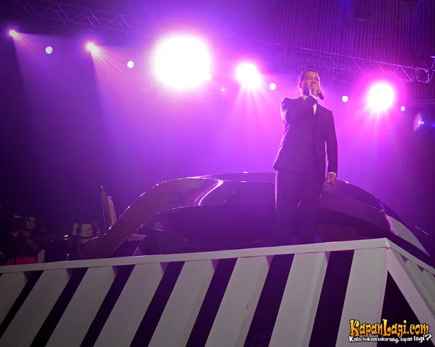 Andi Rianto membuka konser MOX dengan beberapa kata sambutan.