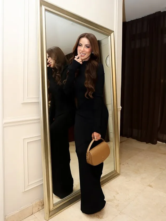 Olla Ramlan pose di depan kaca