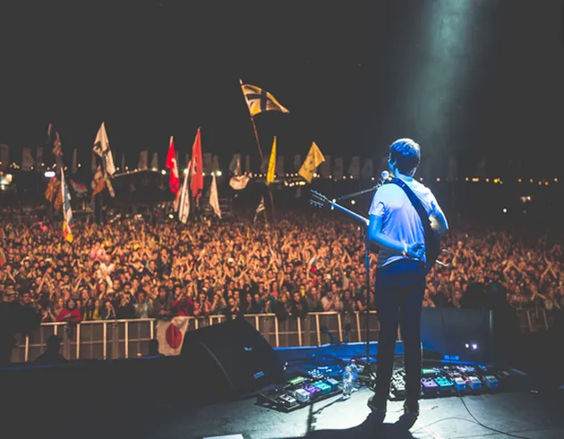 Jake Bugg tampil dengan memukau di Glastonbury Festival. Membawakan sebuah lagu yang berjudul Broken, penampilannya saat itu mampu membuat banyak wanita menangis.
