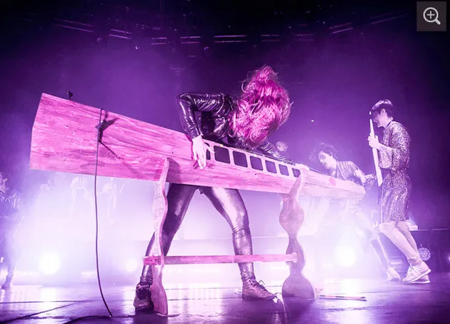 Tampil di Brixton Academy, The Knife memberikan pertunjukan konseptual yang luar biasa. Tak hanya instrumen saja yang unik malam itu, mereka juga tampil dengan koreografi yang indah.
