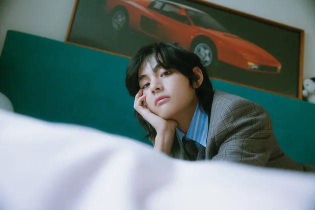Foto Album Debut Solo V BTS