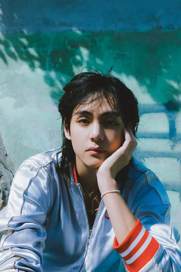 Foto Album Debut Solo V BTS