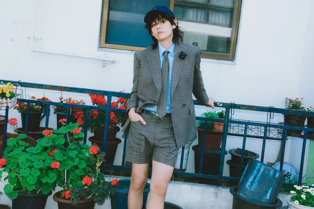 Foto Album Debut Solo V BTS
