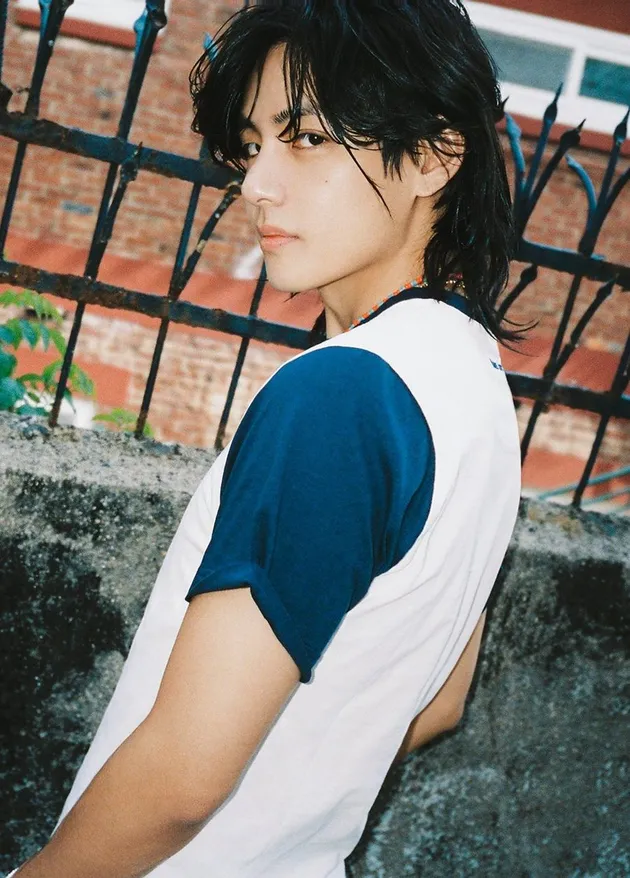 Foto Album Debut Solo V BTS