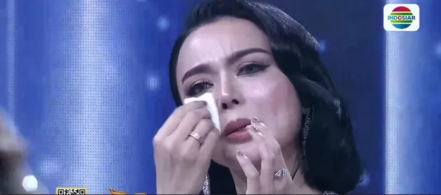 Wika Salim Meneteskan Air Mata Lihat Valen Tampil