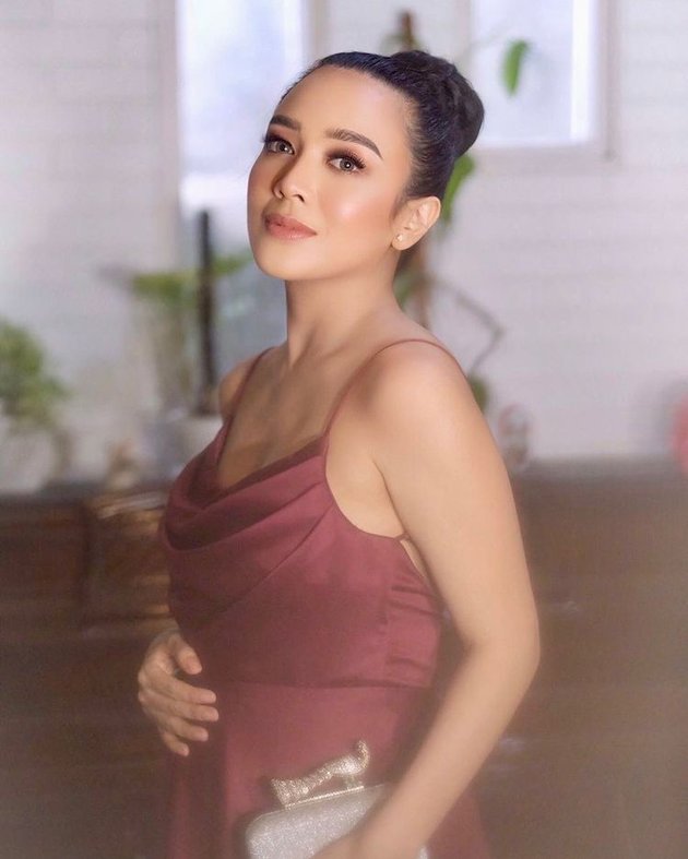 After 12 Years of Waiting, Here are 11 Photos of Dea Ananda Showing off Her Baby Bump, Where Did Her Beauty Go!