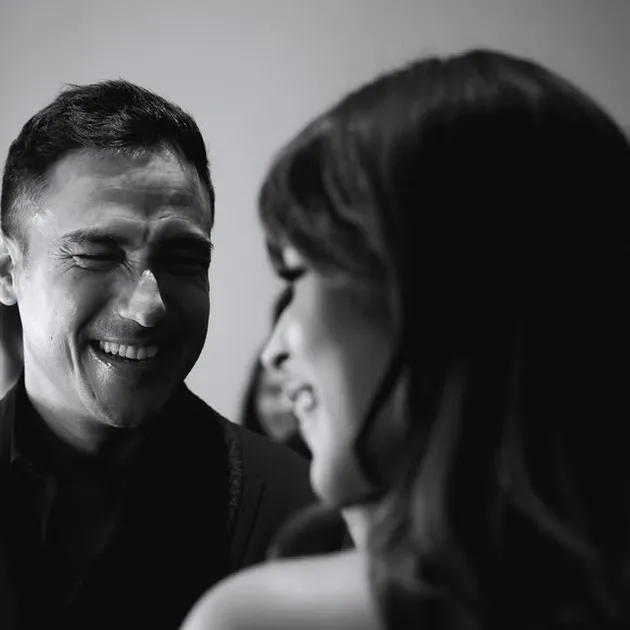 Raisa dan Hamish Daud hitam putih