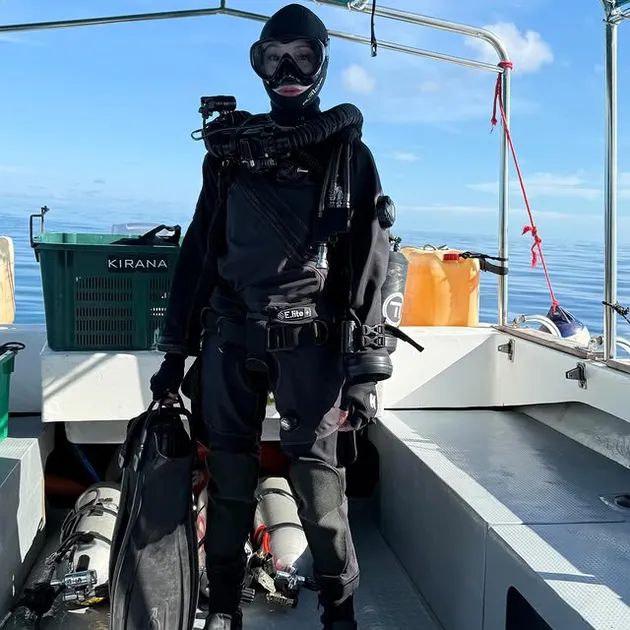 Kirana Larasati Pakai Perlengkapan Diving