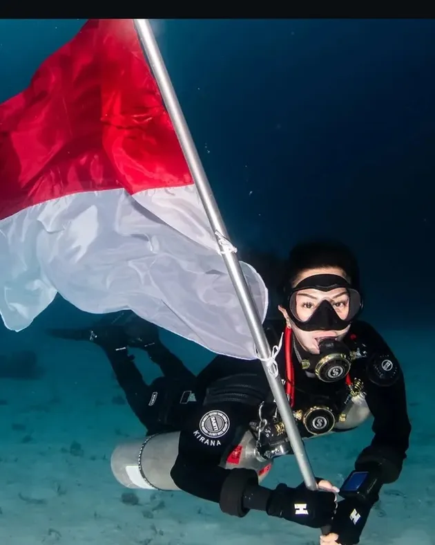 Kirana Larasati Kibarkan Bendera Merah Putih di Laut
