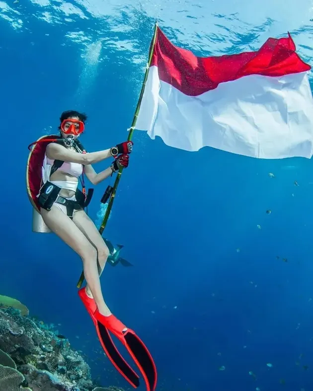 Kirana Larasati Menyelam di Laut