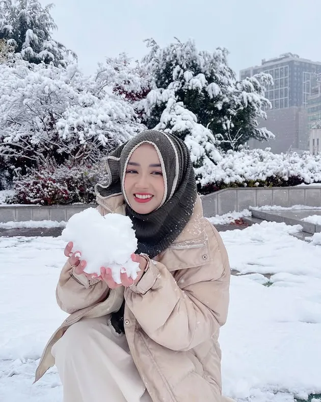 Beby Salsabila Mulyono main bola salju di Korea Selatan