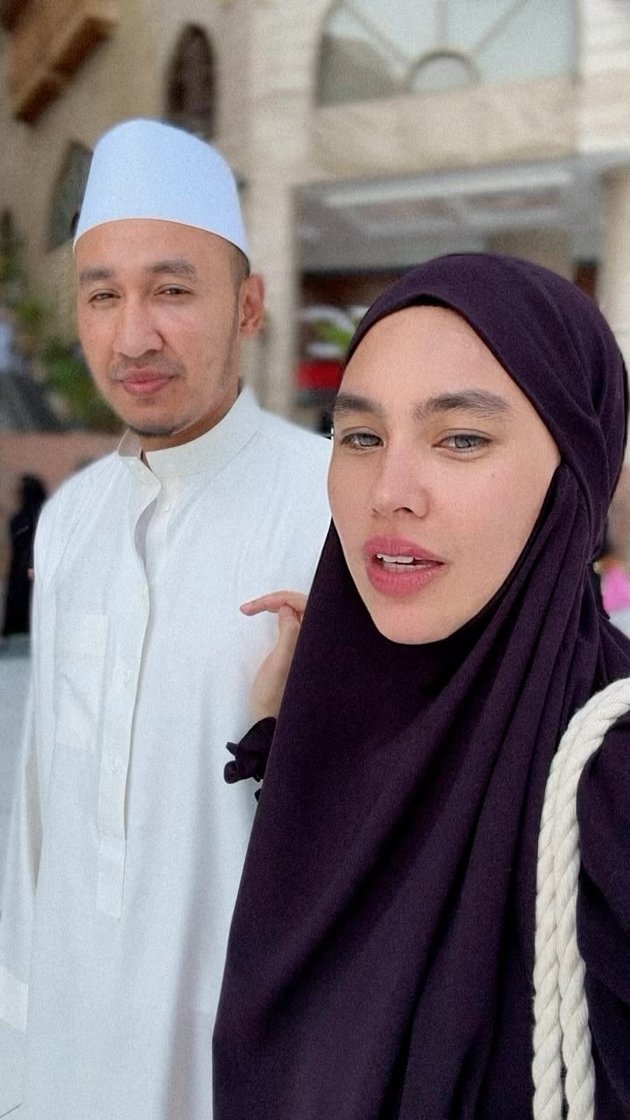 Kartika Putri Allegedly Mocks Raffi Ahmad and Nagita Slavina for Creating Content on the Escalator of Masjidil Haram