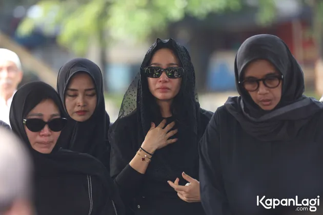 Bunga Zainal menangis di pemakaman