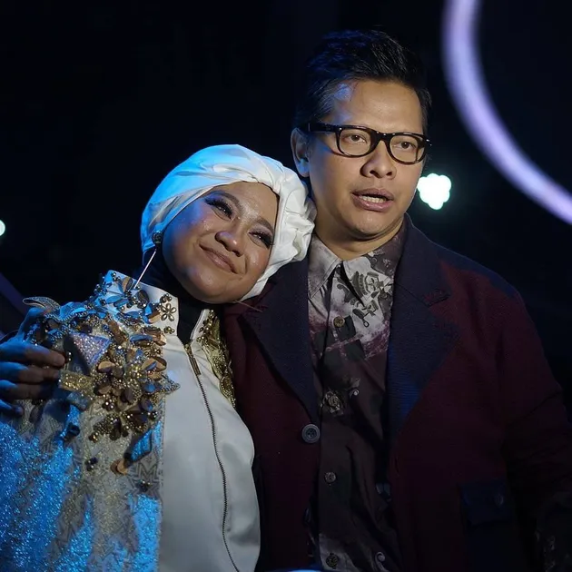 Ketika Ayu bersama Armand Maulana. Sebelum tereliminasi Armand bahkan sempat memberikan sebuah topi untuk Ayu.